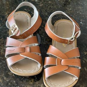 Salt Water Sandals by Hoy
Original Sandal
Little Kid Size 11 - Tan